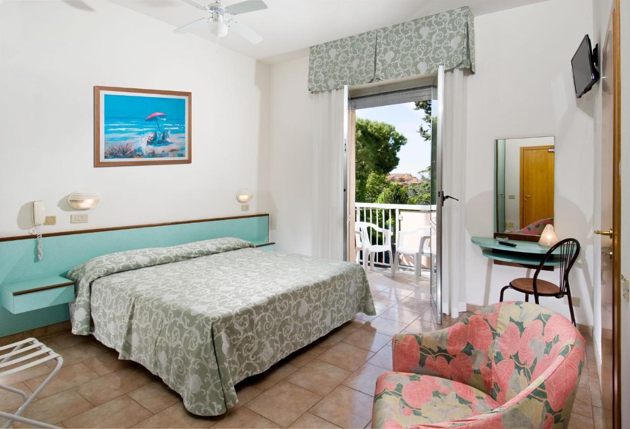 Hotel Casadei Rimini Bagian luar foto